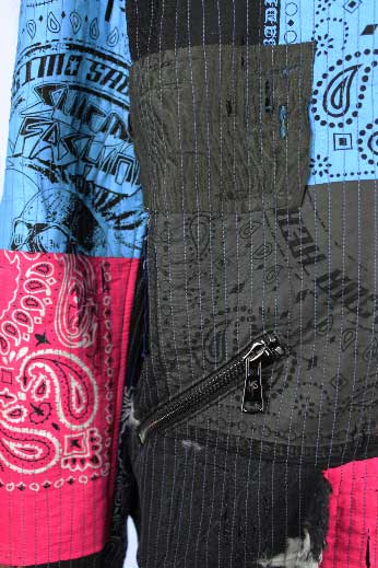 bomber boro unisex pattern realizzato con tecnica di inspirazione giapponese boro sashiko, (può risultare leggermente diverso dalla foto) utilizzando bandane e tessuti vintage che stampiamo, modifichiamo e rendiamo unici, materiale comoda felpa con lunghe zip sulle maniche come dettagli,