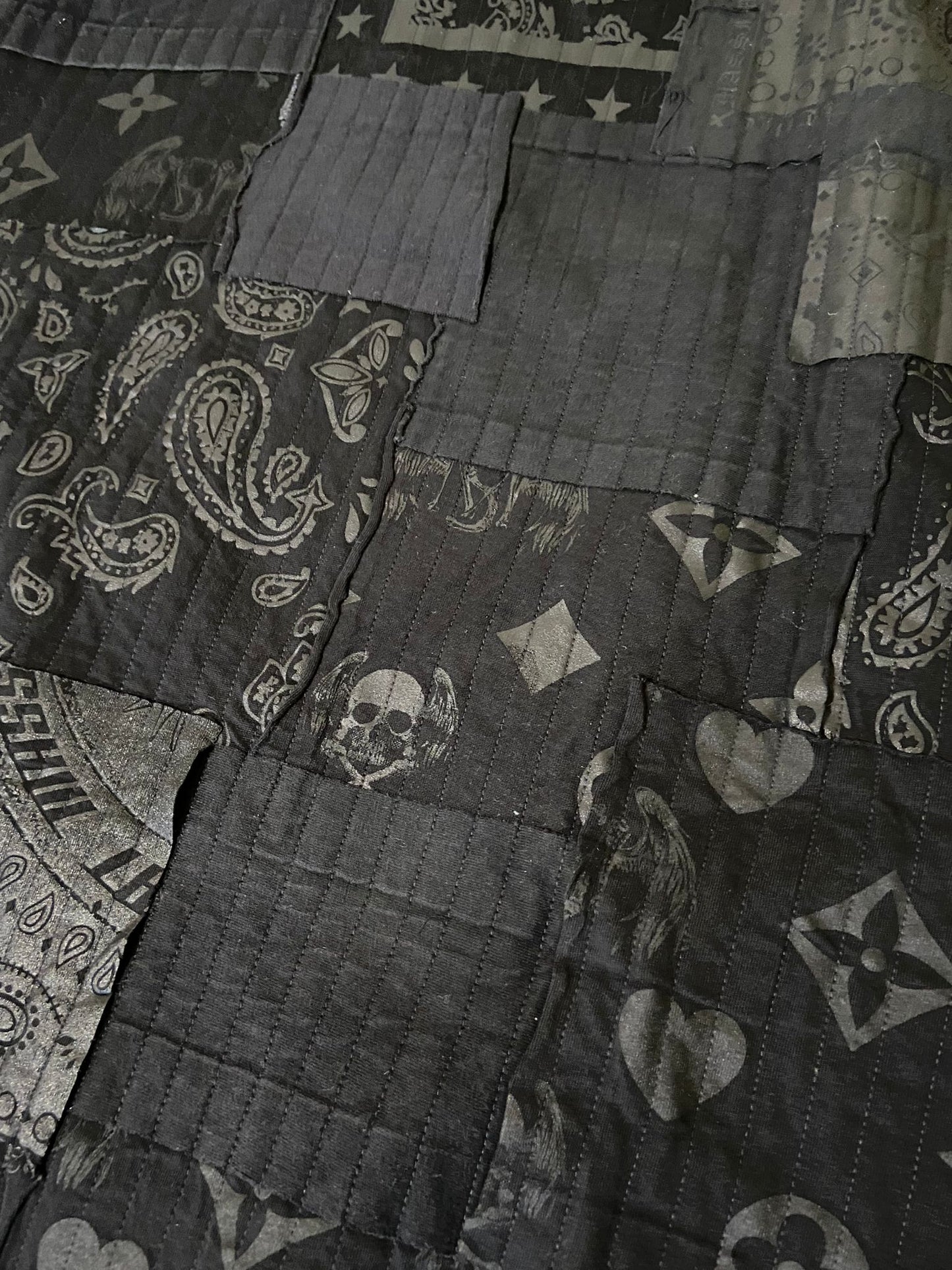 Massimo Sabbadin felpa con cappuccio oversize nera felpa realizzata con la tecnica di ispirazione giapponese boro sashiko utilizzando scarti di tessuto neri stampati con le nostre grafiche