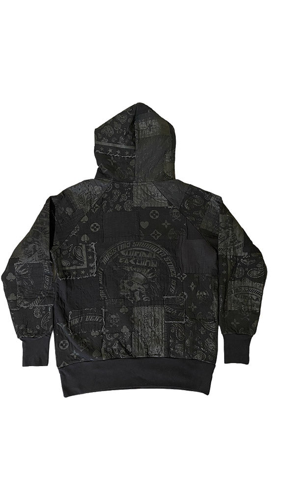 Massimo Sabbadin felpa con cappuccio oversize nera felpa realizzata con la tecnica di ispirazione giapponese boro sashiko utilizzando scarti di tessuto neri stampati con le nostre grafiche