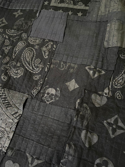 Massimo Sabbadin felpa con cappuccio oversize nera felpa realizzata con la tecnica di ispirazione giapponese boro sashiko  utilizzando scarti di tessuto neri stampati con le nostre grafiche